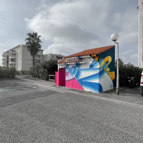 Transformateur électrique décoré d’une fresque graffiti colorée à Perpignan